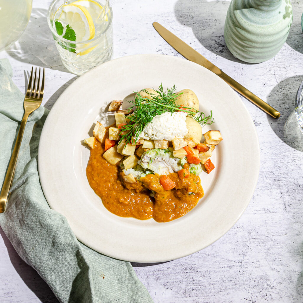 Örtbakad torsk med rotfrukter, bouillabaissessås och Grana Padanocrème. Serveras med potatis