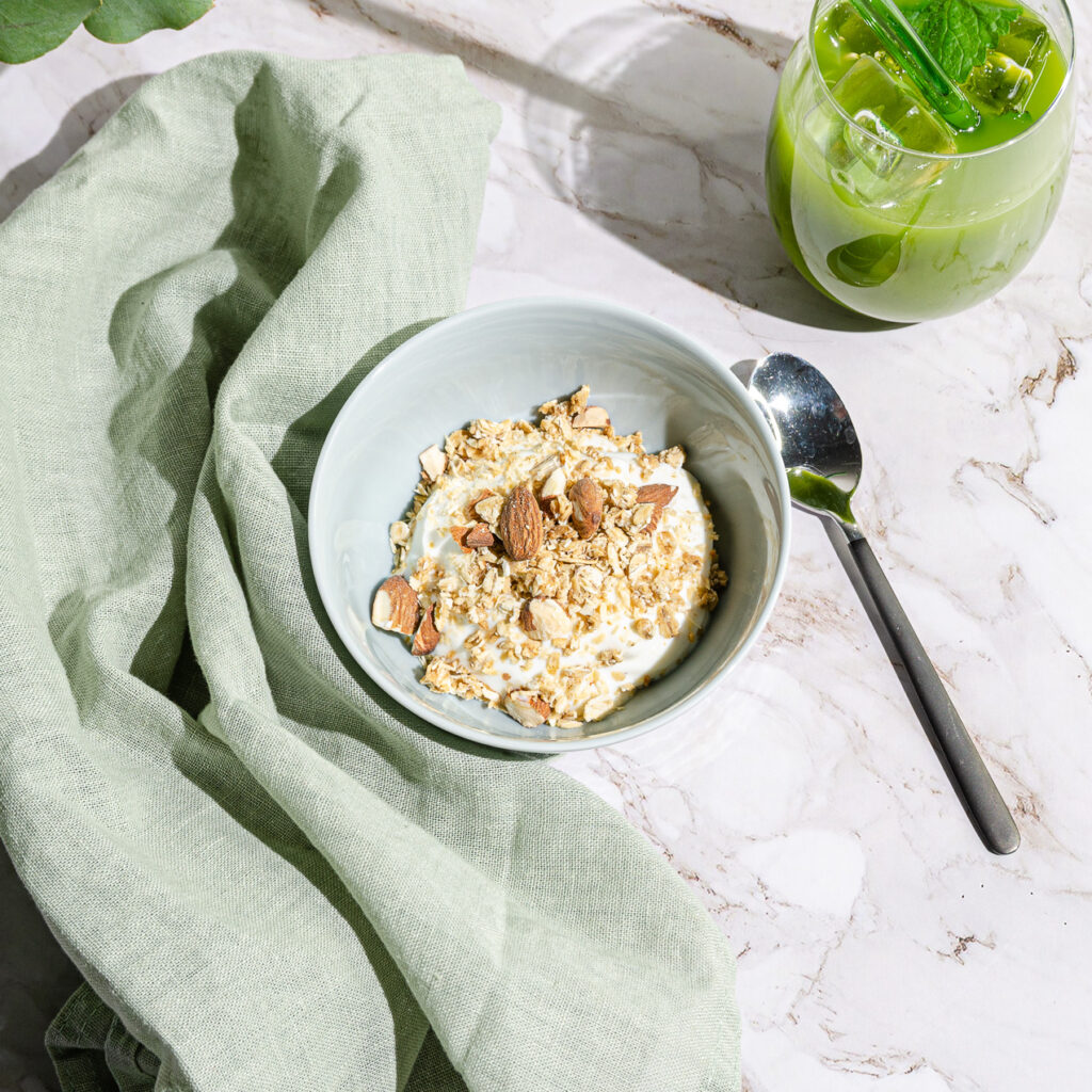 Vaniljkvarg med kokos- och mandelgranola