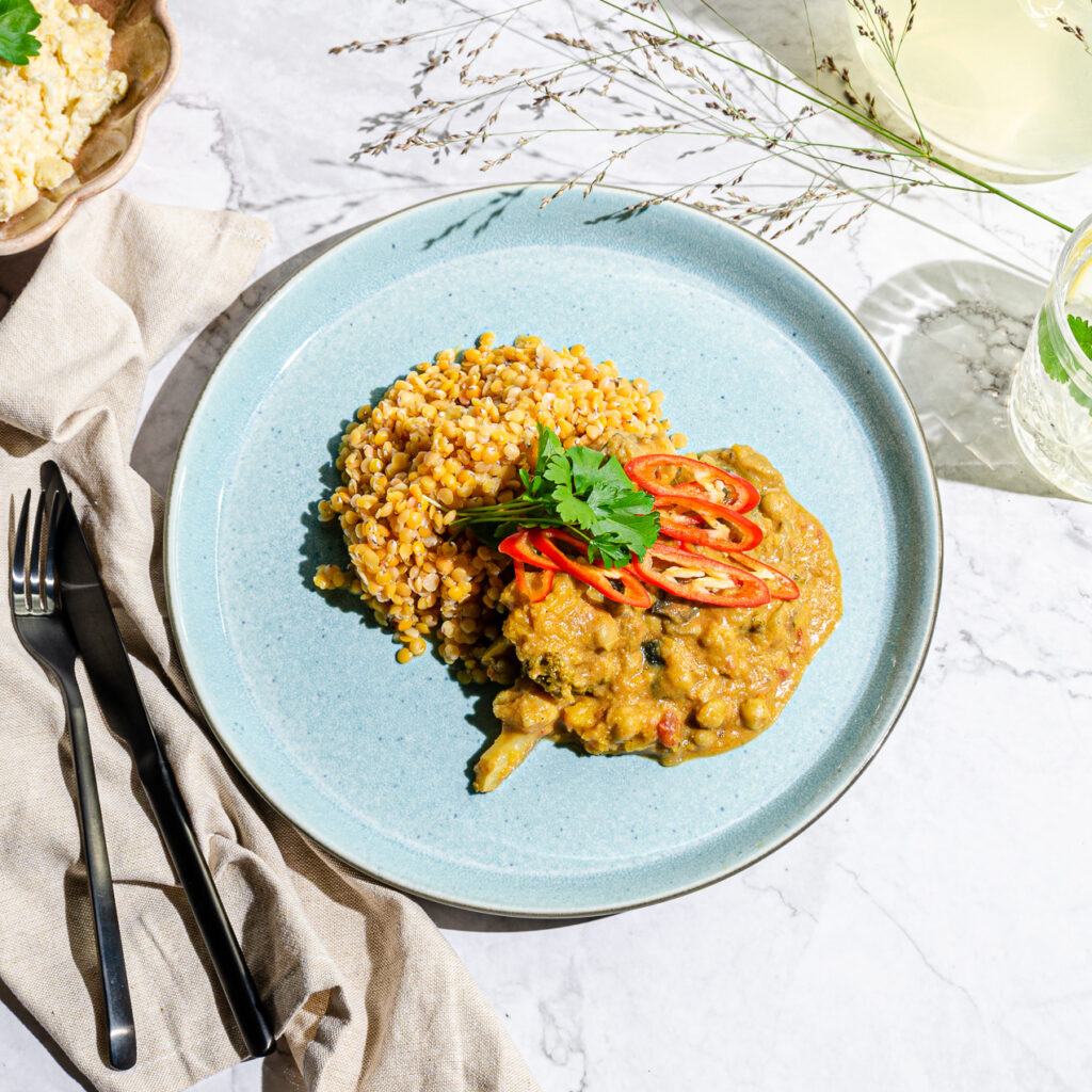 Auberginegryta med bönor & tomat. Serveras med linsris