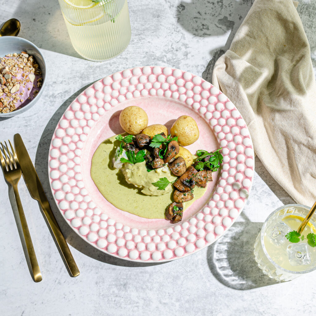Torskfilè med vitlöksstekta champinjoner och persiljesås samt kokt potatis