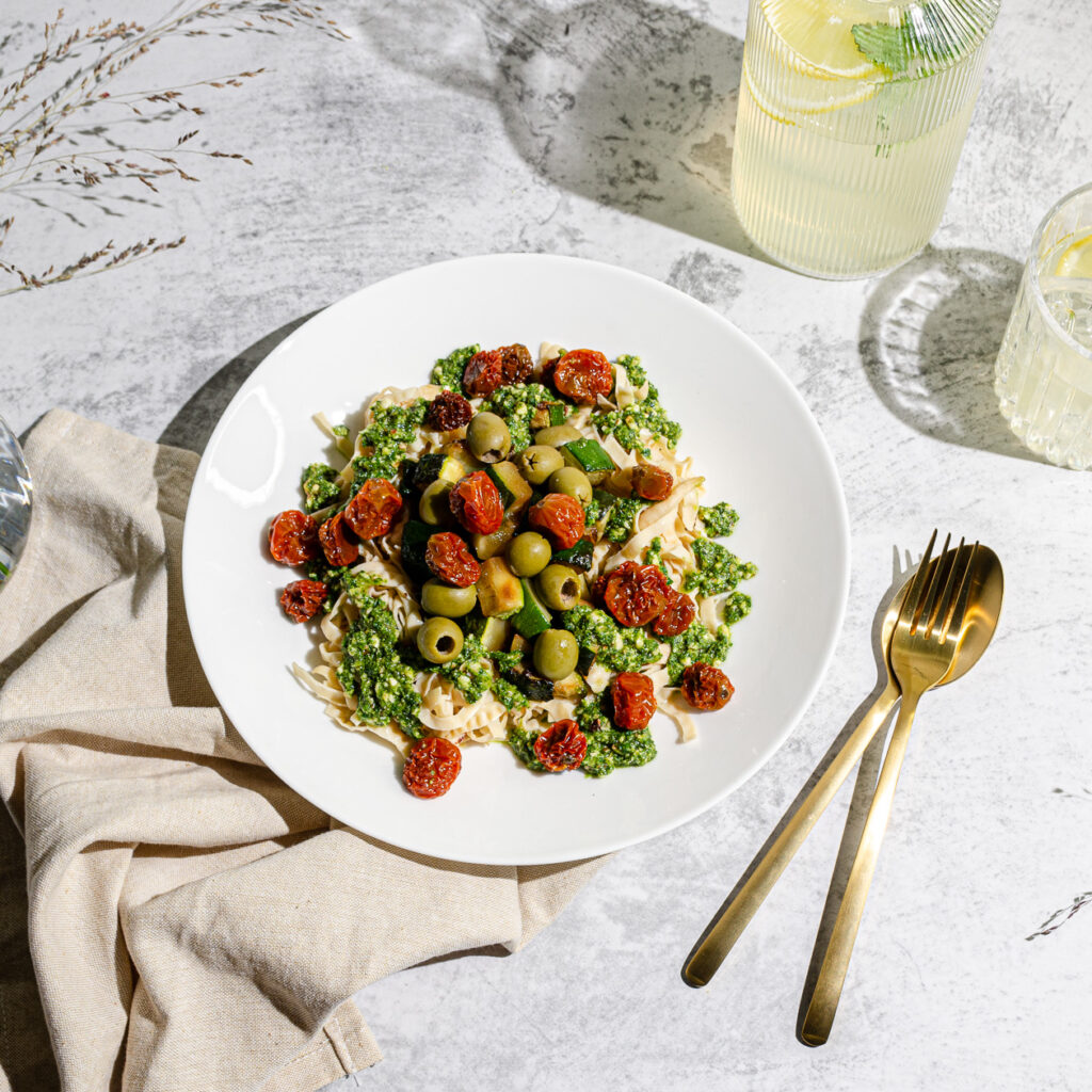 Glutenfri Pasta med grönkålspesto samt zucchini,edamame, oliver & cocktailtomater