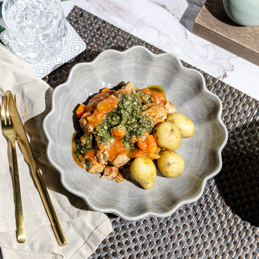 Ossobucogryta på kalv med pesto. Serveras med potatis