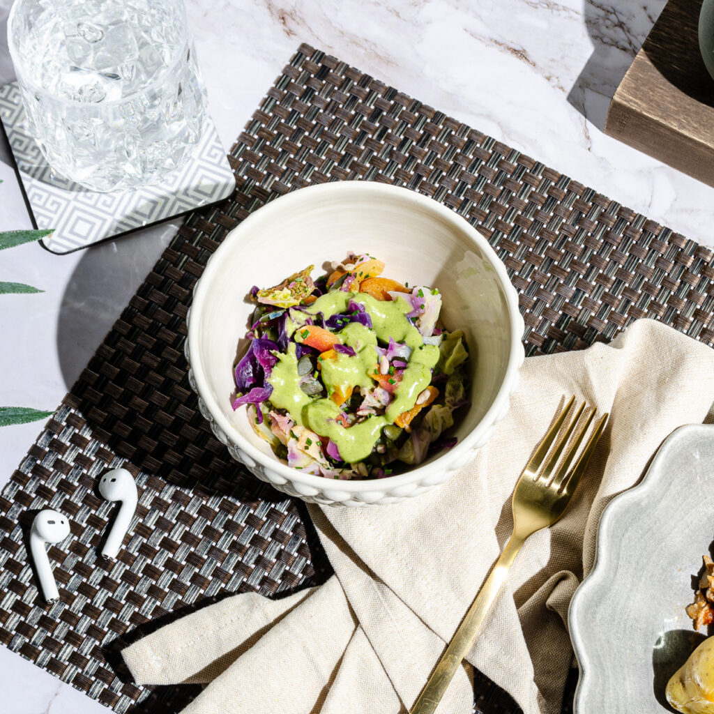 Kålsallad med aprikoser & solrosfrön samt dragondressing