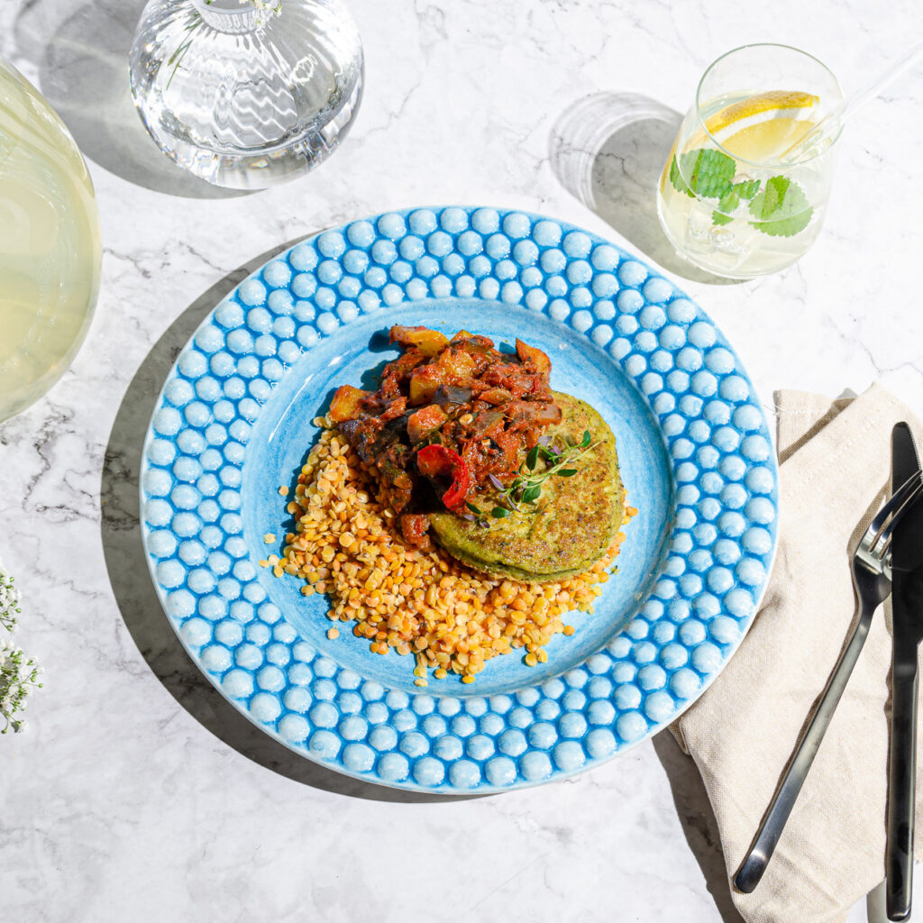 Spenat- och selleribiff med ratatouille. Serveras med linsris