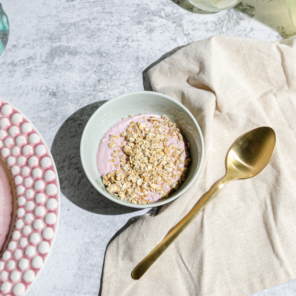 Jordgubbskvarg med kokos- och mandelgranola