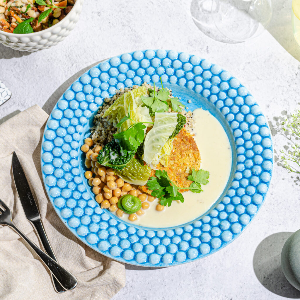 Morot- & linsbiff med savoykål, kikärtor samt wasabisås. Serveras med quinoa