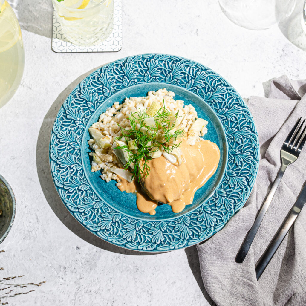 Pocherad rödspättafilé med fänkål & räksås. Serveras med råris