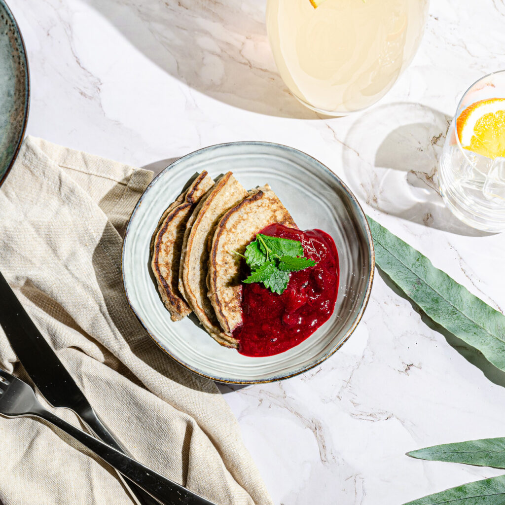 Kardemumma-& bananpannkaka med hallonkompott