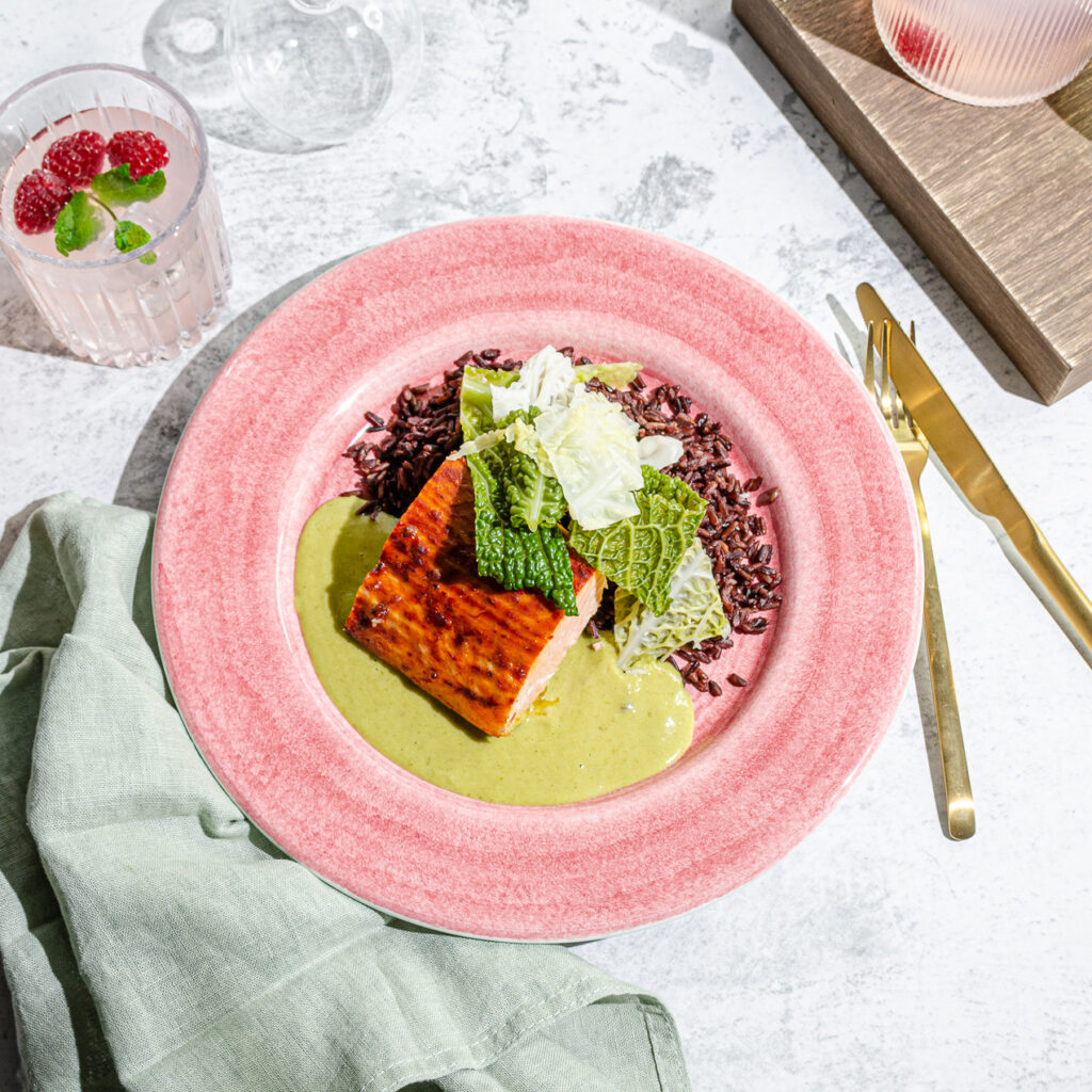 Laxfilé med Pak Choi, lime & koriandersås samt svartris