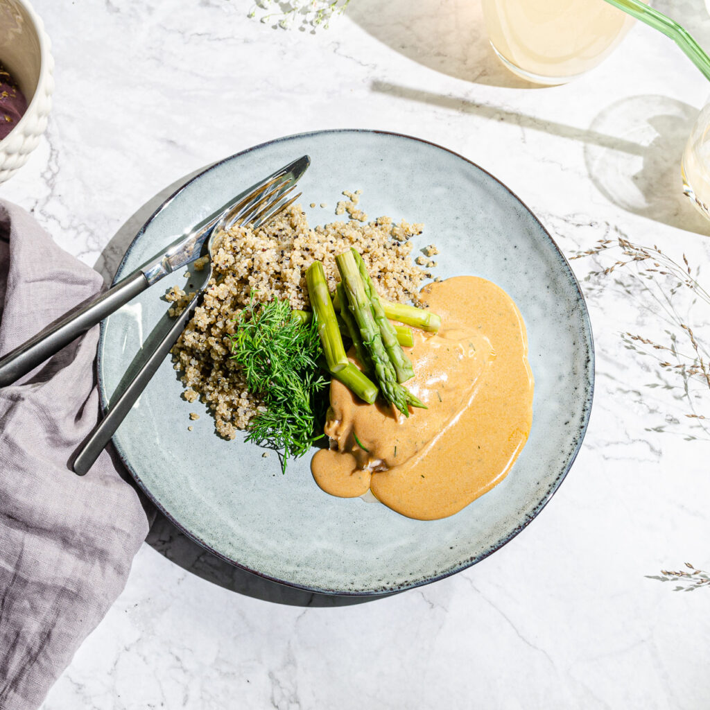 Laxfilè med sparris & skaldjurssås. Serveras med quinoa
