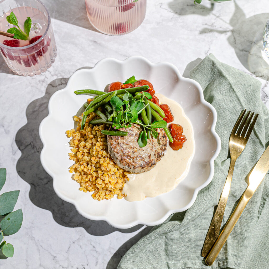 Vitkålsbiff med haricots verts, linser & vitlökscreme samt quinoa