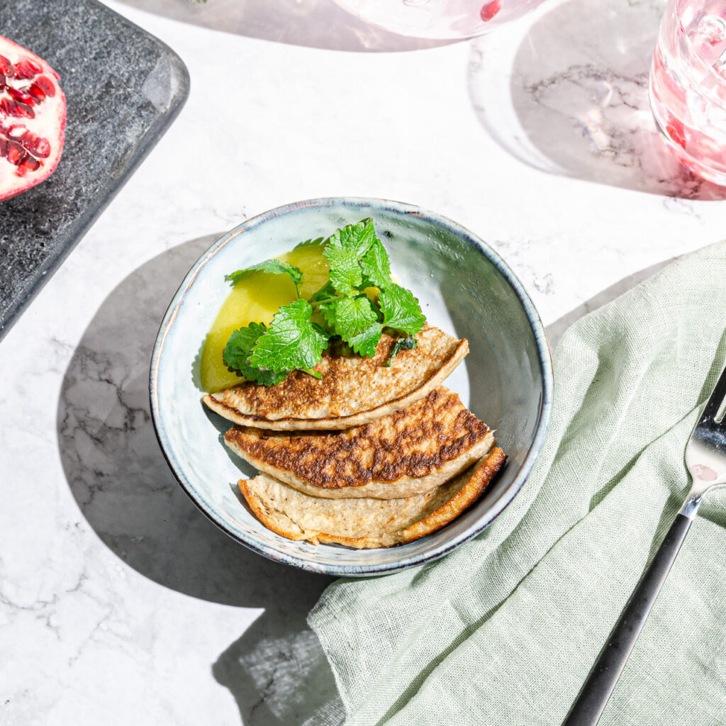 Kokosbananpannkaka med mango- och ananassås
