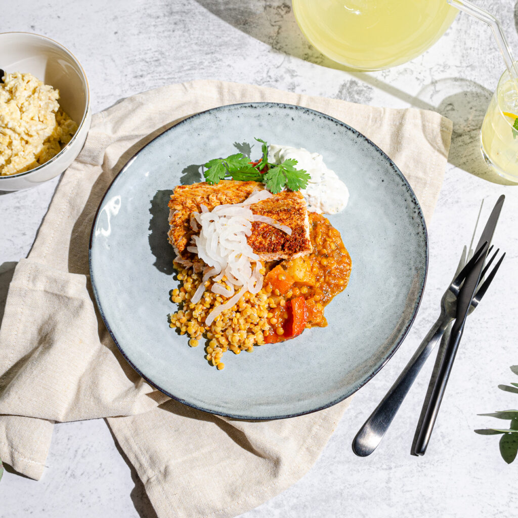 Tandoorilax med rättika & myntayoghurt i asiatisk tomatbuljong samt linsris