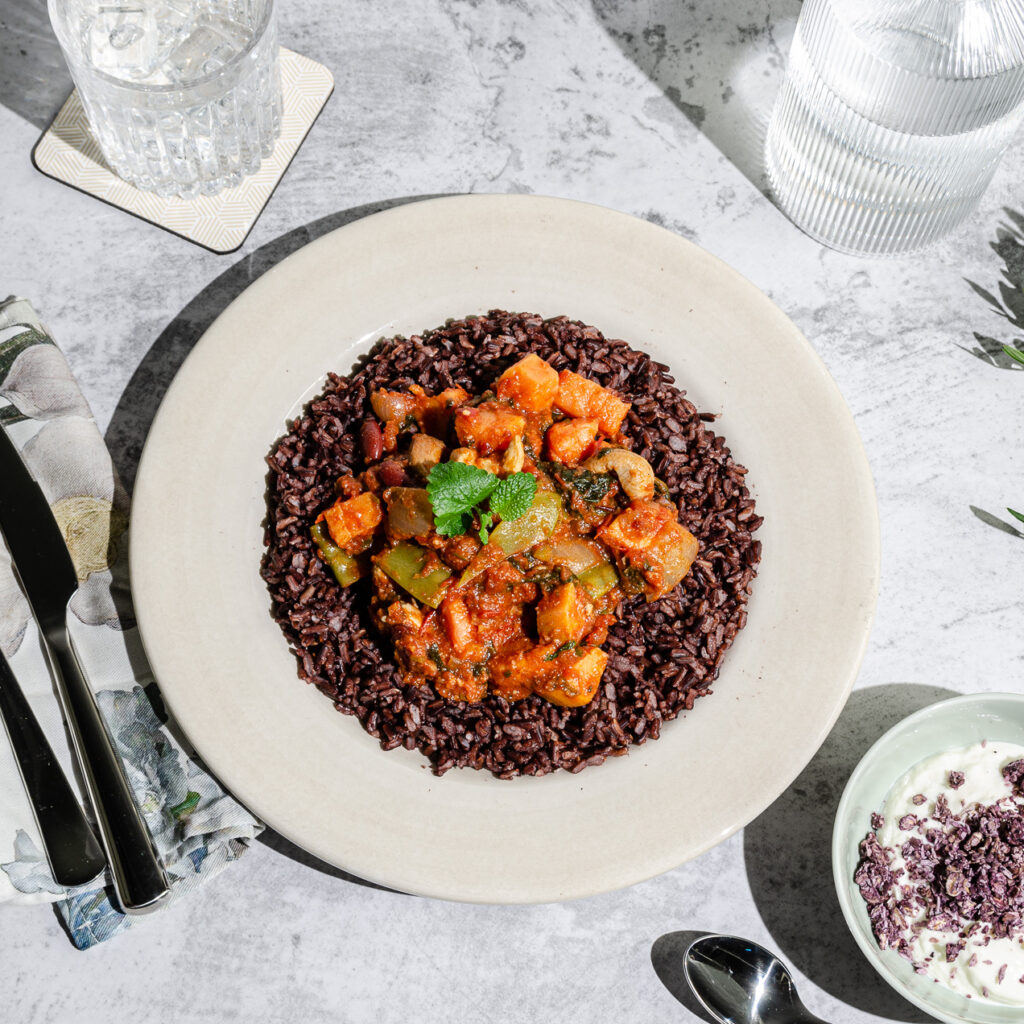 Afrikansk bön- & sötpotatisgryta med cashewnötter. Serveras med svartris