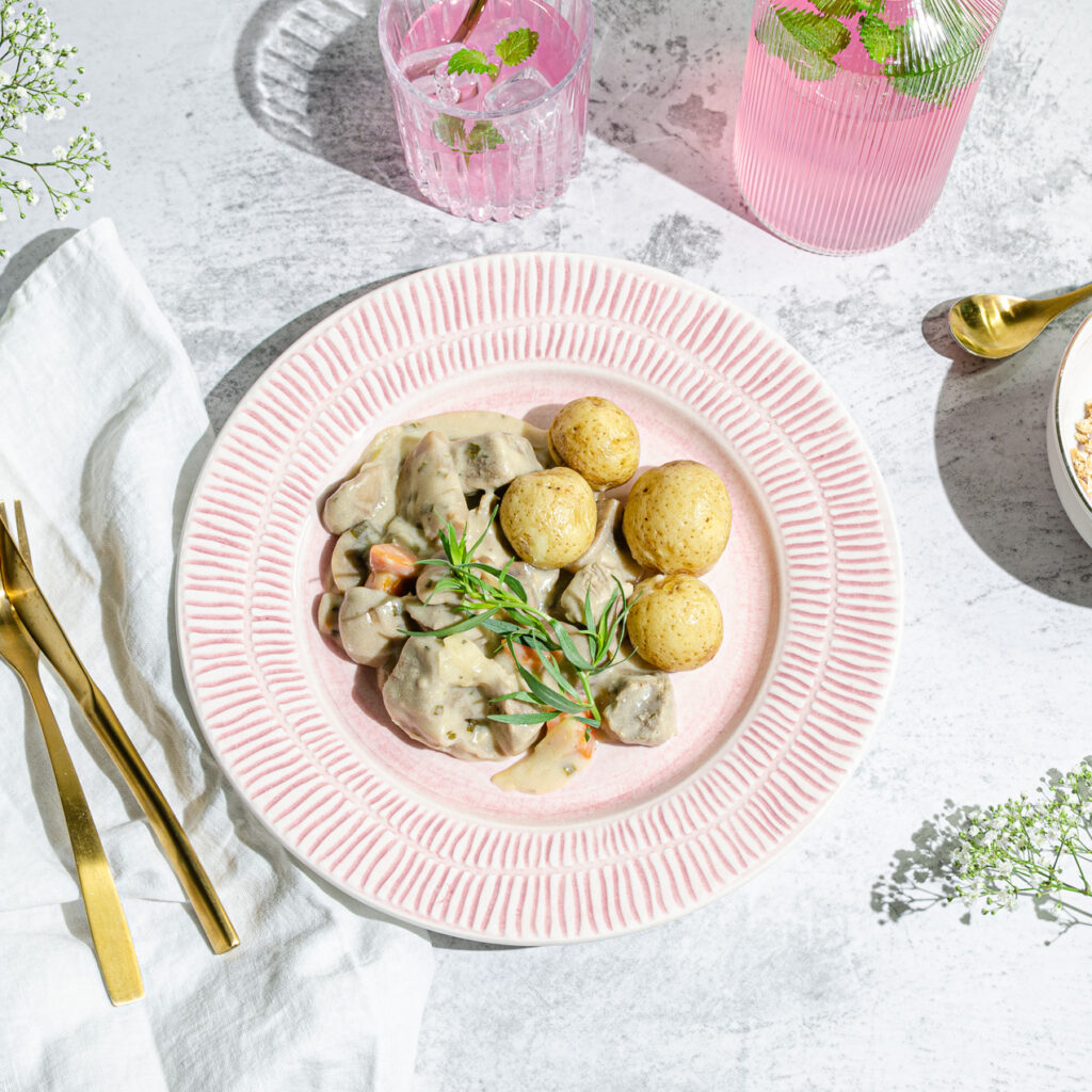 Kokt kalv i dillsås samt kokt potatis