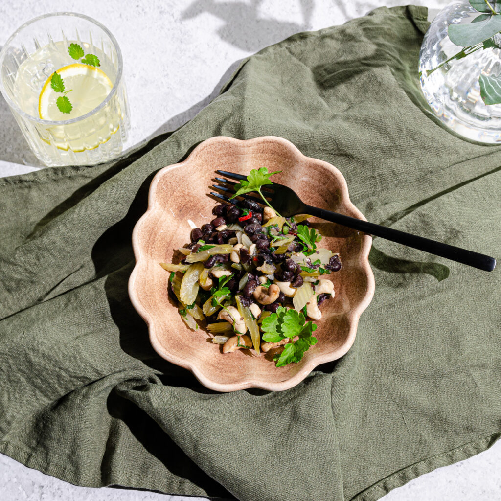 Sallad med svarta bönor, blekselleri, chili & cashewnötter