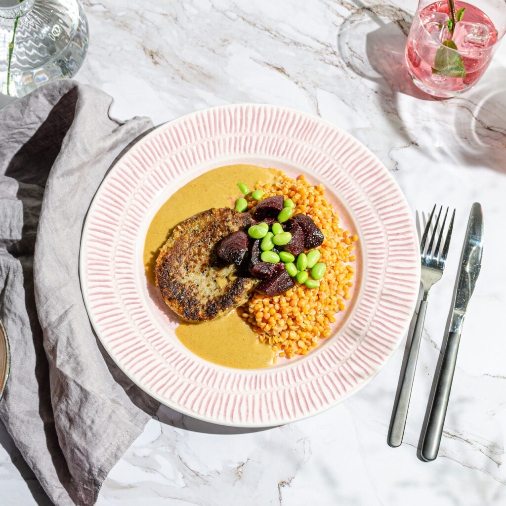 Quinoa- och palsternacksbiff, rödbetor, sojabönor & tikka masalasås, linsris