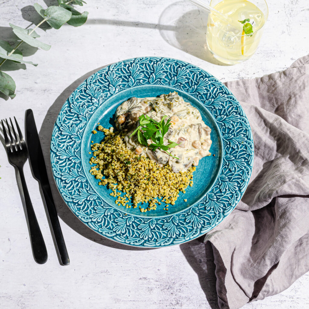 Ragu på svamp, grönkål, lök & mandel samt kryddad quinoa