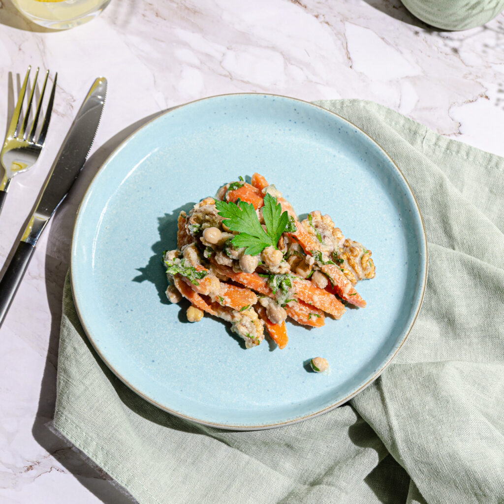 Sallad med kikärtor, morötter & valnötter samt äppelcidervinäger