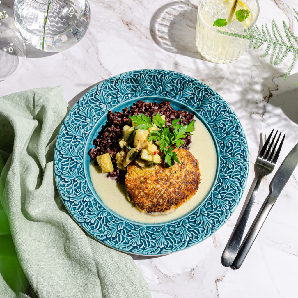 Sötpotatis- och kikärtsbiff med zucchini & limesås samt svartris