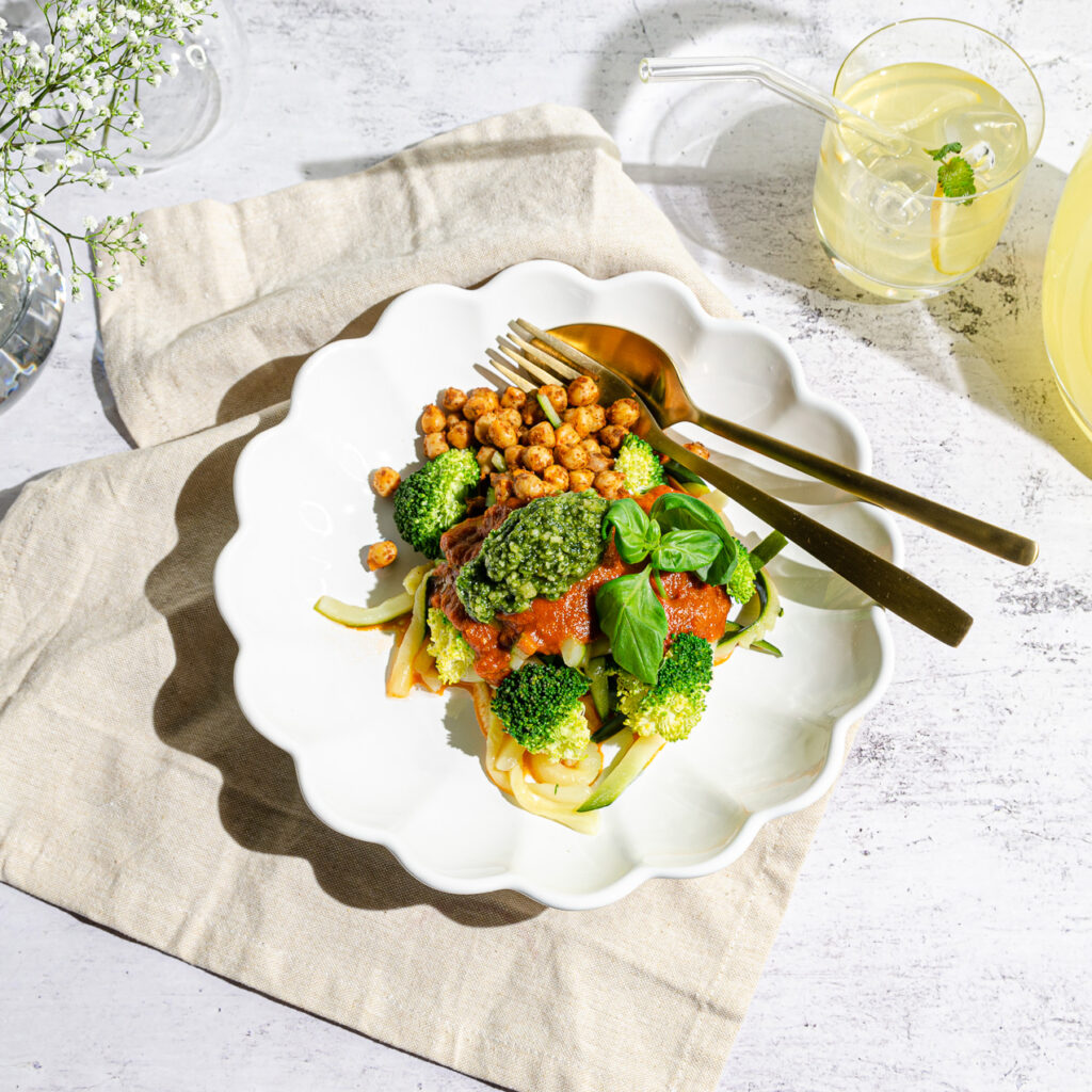 Zucchinipasta med tomatsås, broccoli & mandelpesto samt kryddrostade kikärtor