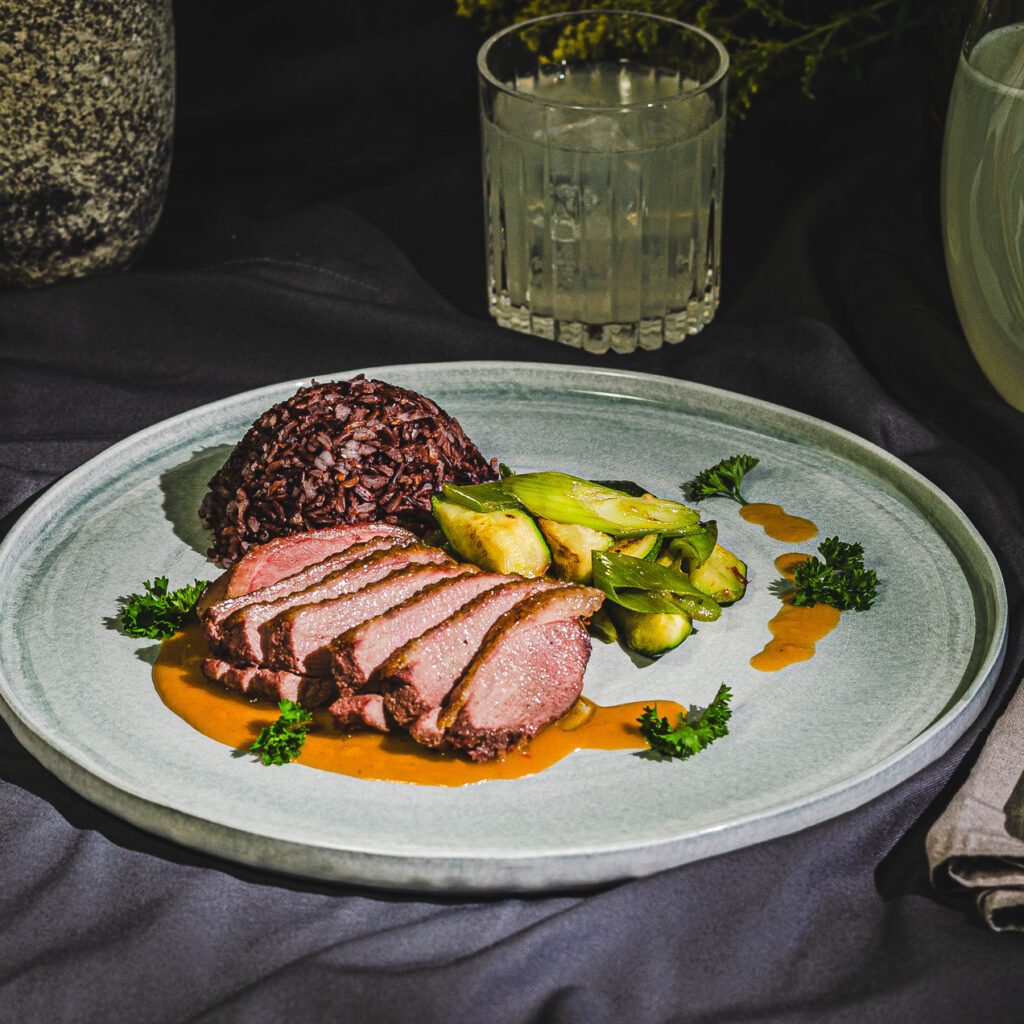 Ankbröst med sauterad zucchini, salladslök, chili & sötsursås samt svartris
