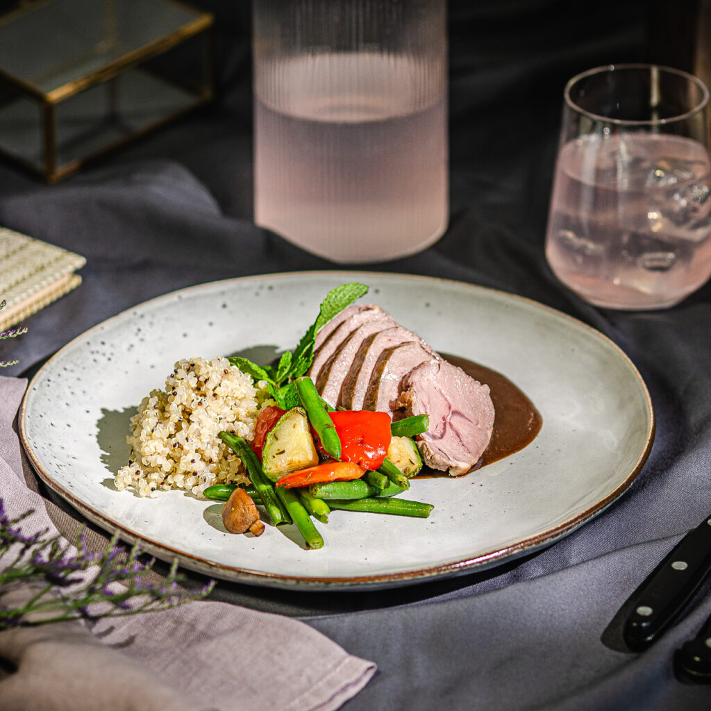 Lammrostbiff med marinerade grönsaker & myntasky samt quinoa