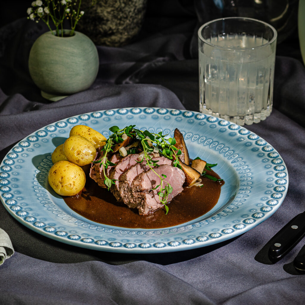 Lammrostbiff med portabello, purjolök & rödvinssky samt kokt potatis