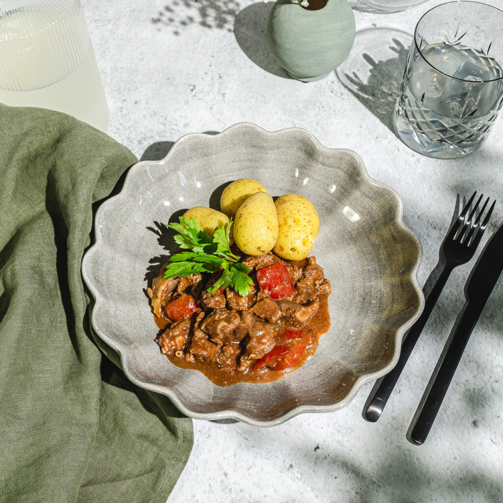 Svarta Lådans Gulaschgryta. Serveras med potatis