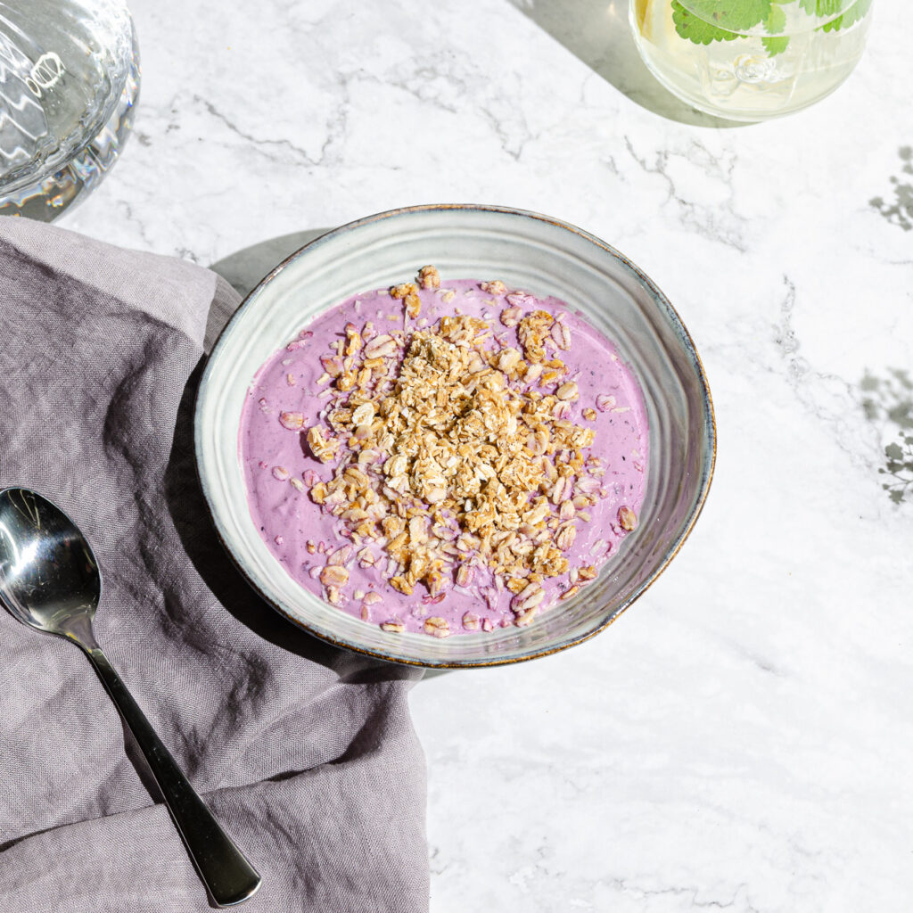 Blåbärskvarg med kokosgranola