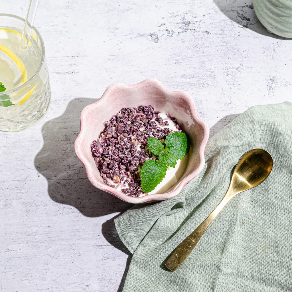 Citruskvarg med blåbärsgranola