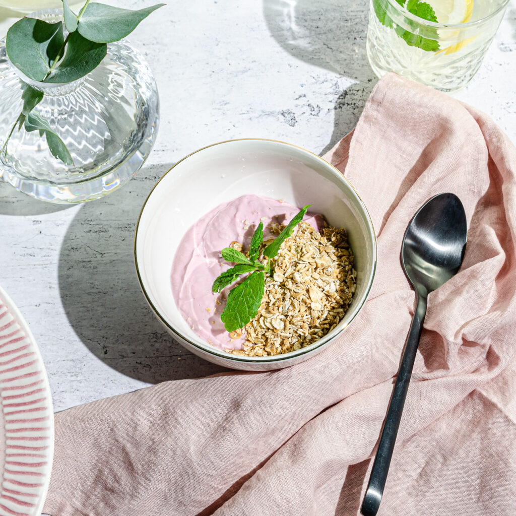 Hallonkvarg med kokosgranola