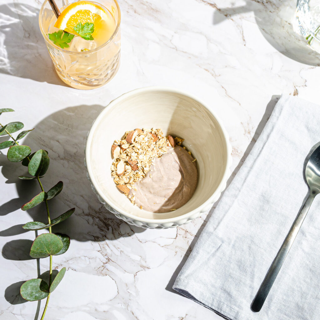 Chokladkvarg med kokos- och mandelgranola