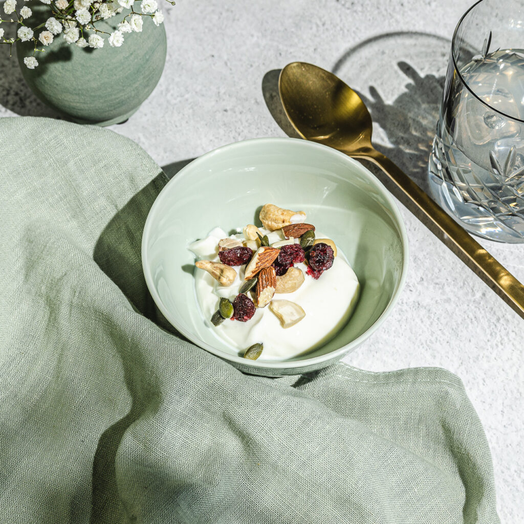 Citronyoghurt med nöt- och bärmüsli