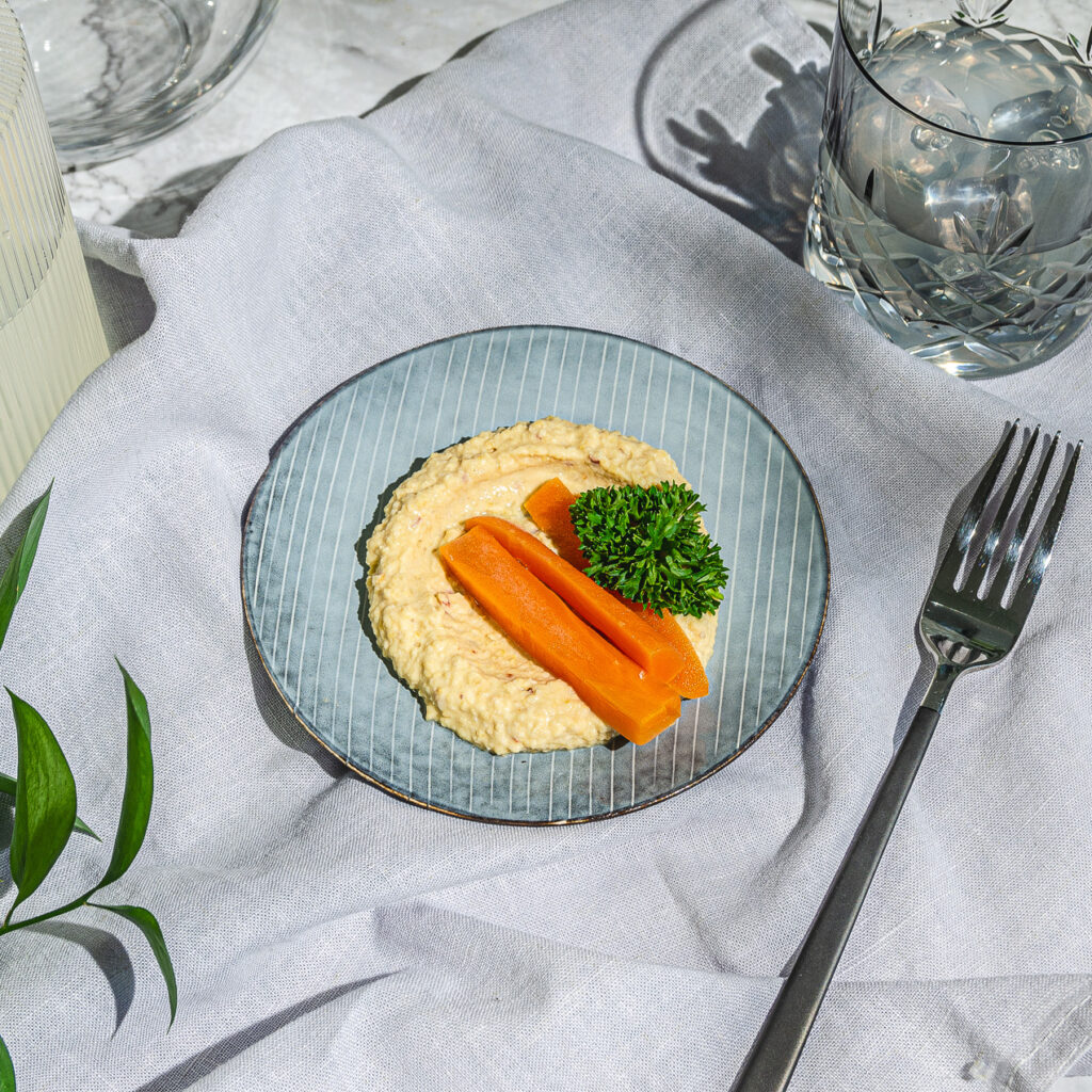 Hummus med morotsstavar
