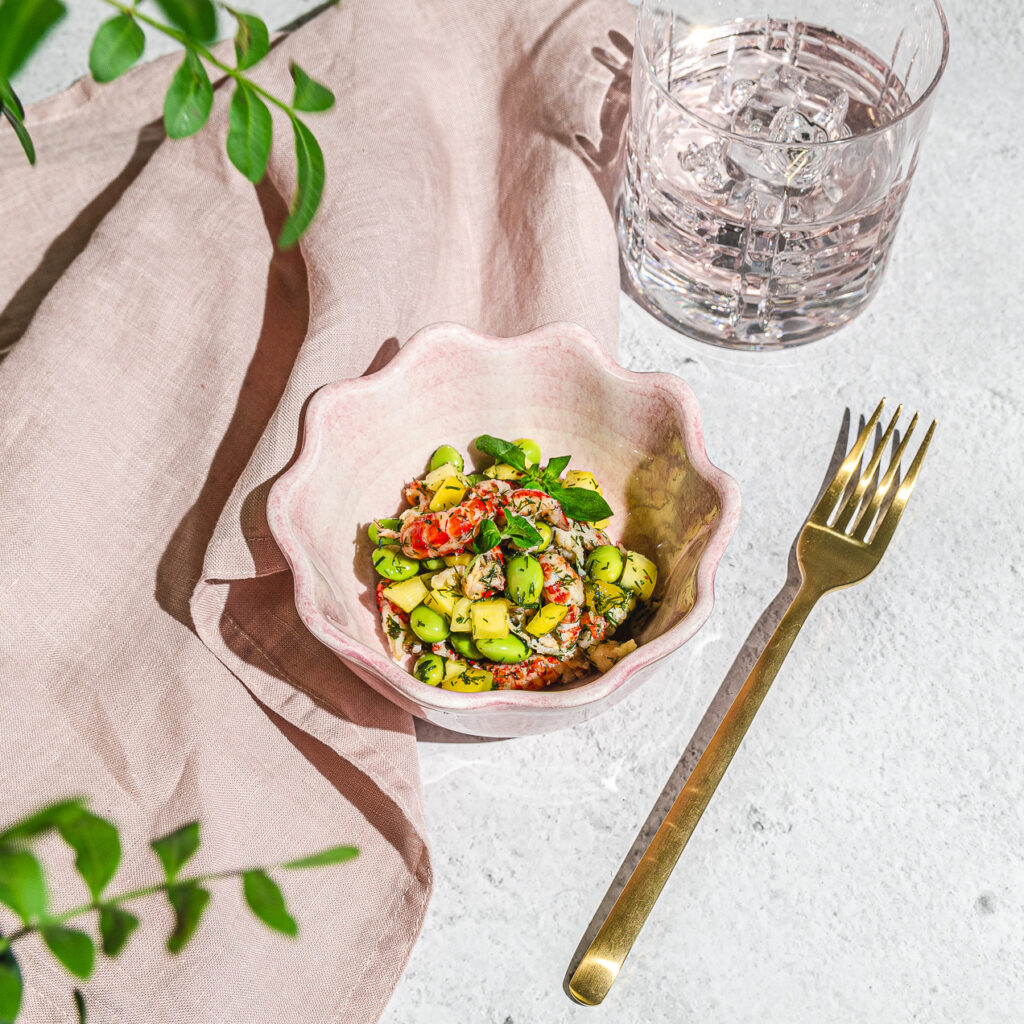 Kräft- och mangosallad med sojabönor