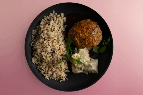 Chipotlefärsbiff med rostade grönsaker och rödvinssås. Serveras med potatis