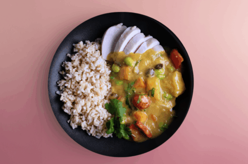 Keralacurrygryta med kyckling. Serveras med råris