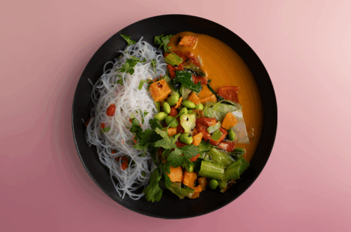 Sesamfröwokade grönsaker med röd currysås samt glasnudlar