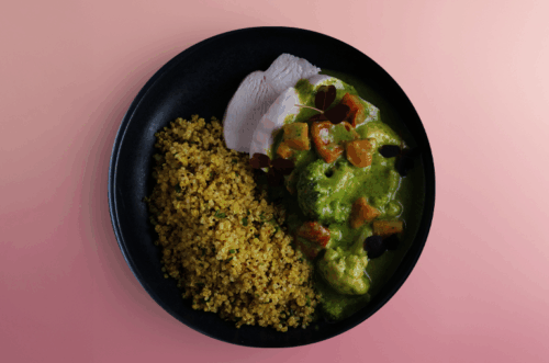 Stekt kycklingfilé med vitlök- och basilikasås samt röd linspesto, serveras med quinoa