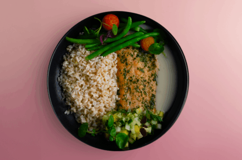 Laxfilé med chimichurri, haricots verts, sötpotatis & paprikasås. Serveras med råris