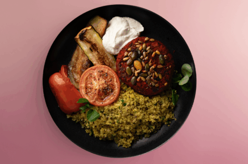 Fröpanerad rödbetsbiff med ugnsbakade grönsaker, kryddad quinoa samt vitlöksyoghurt