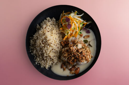 Sprödbakad sejfilè med strimlade grönsaker & vitvinssås. Serveras med potatis