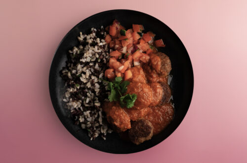 Svarta lådans wonbullar i tomatsås serveras med vildris och picco de gallio