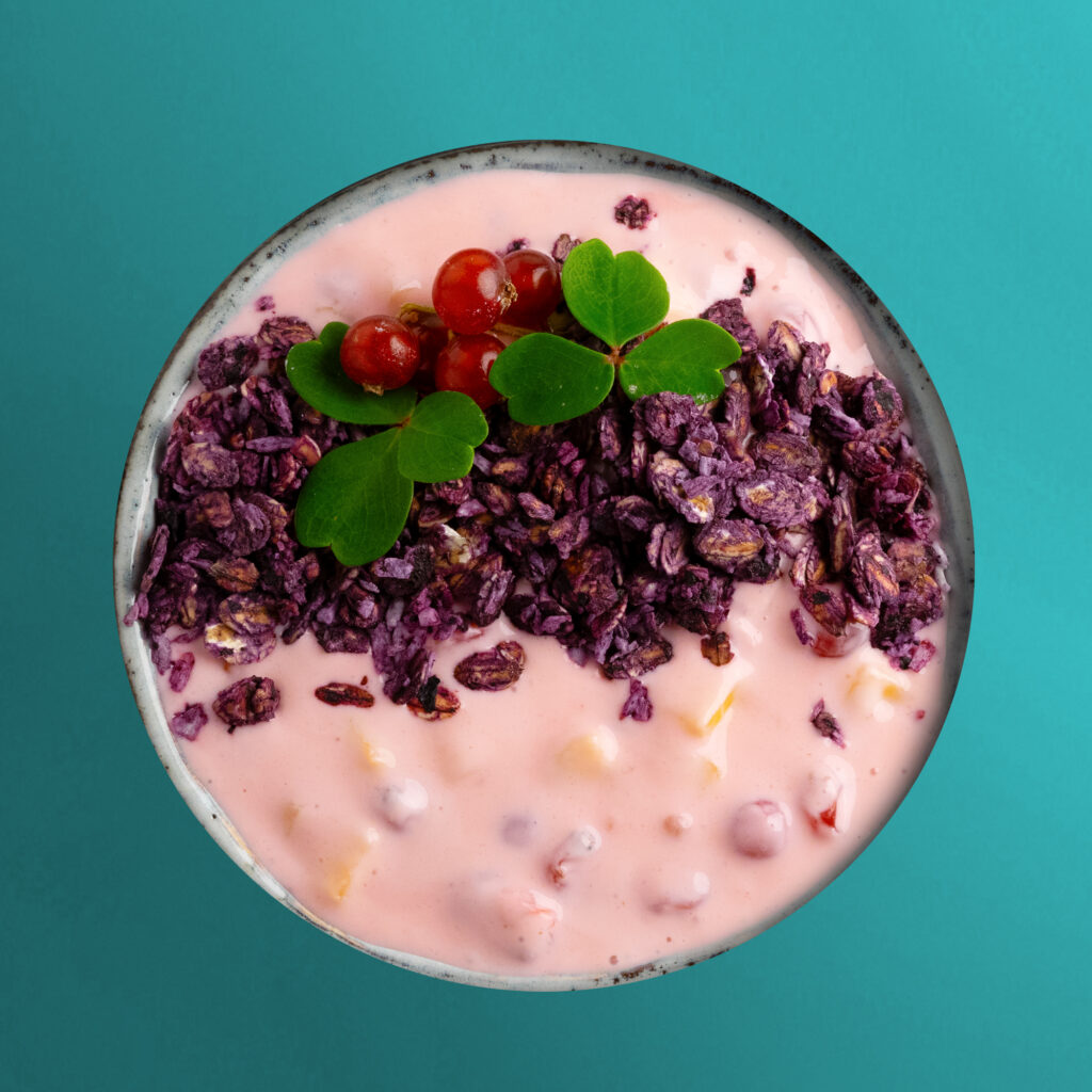 Mangokvarg med röda bär, serveras blåbärscrunch