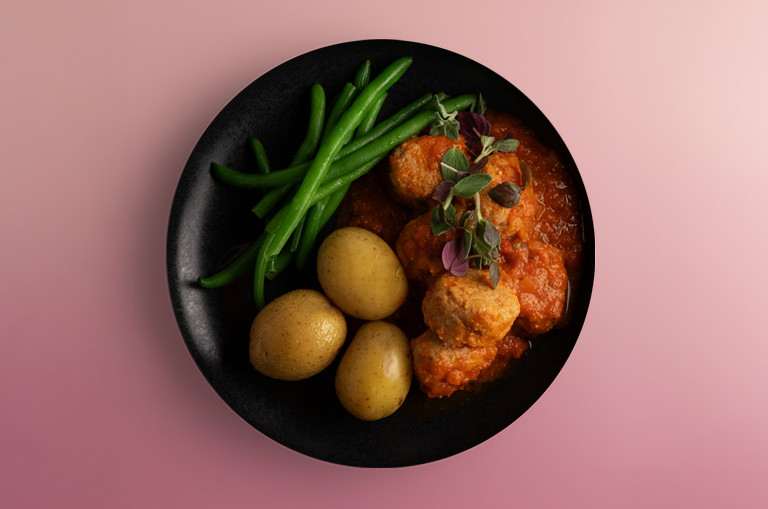 SL_Kalvfrikadeller_-med_grona_bonor__tomatconcasse-samt_potatis-1