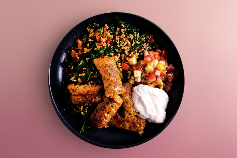 SL_Cevapcici-på-kyckling-med-harissayoughurt,-mangosalsa-och-svensk-tabouleh