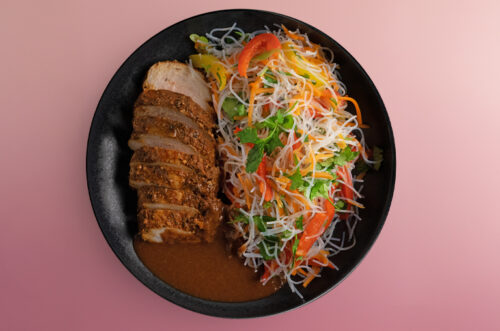 Nudelsallad med jordnötsdressing, koriander och grillad kyckling